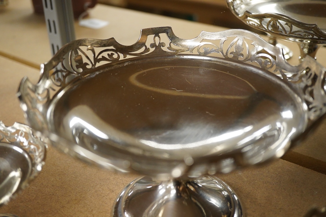 A suite of three George V graduated comports, by Stuart Dawson & Co Ltd, London, 1911, with pierced borders, comprising a large comport height 11.9cm and pair of smaller comports, height 7.2cm, 20oz.